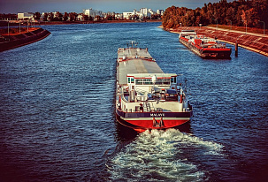 Die Wasserstände entlang des Rheins sinken weiter, Spediteure weichen auf Schiene und Straße aus