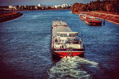 Die Wasserstände entlang des Rheins sinken weiter, Spediteure weichen auf Schiene und Straße aus
