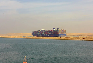 Großraum-Containerschiffe passieren den Suezkanal