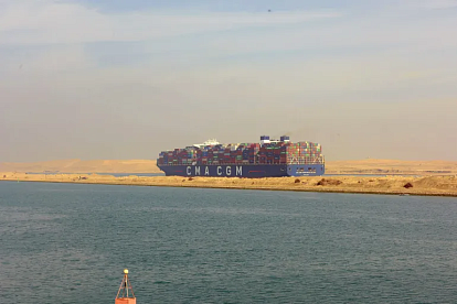 Großraum-Containerschiffe passieren den Suezkanal